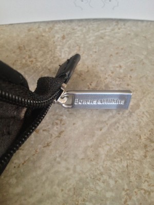 The C5 semi-hard case zipper detail