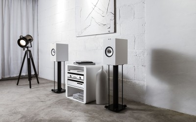 KEF Q Series_lifestyle_image_bookshelf_white_hires.jpg