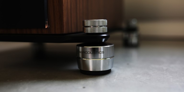 PSB Synchrony T800 IsoAcoustics feet